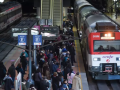 Pasajeros esperando en el andén a un tren de Cercanías en Madrid