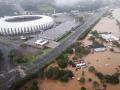 Fotografía aérea realizada con un dron donde se muestra la inundación de la ciudad de Porto Alegre este sábado, en Porto Alegre (Brasil). La región metropolitana de Porto Alegre, la ciudad más importante del sur de Brasil, tenía barrios enteros bajo las aguas este sábado por las históricas inundaciones que han causado al menos 56 muertos y 74 desaparecidos desde el comienzo de la semana EFE/ Isaac Fontana