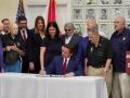 Ron DeSantis, durante la reciente firma de una ley que obligará a las escuelas a enseñar las "atrocidades" del comunismo