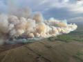 Humo de los incendios forestales que arden en el área del bosque de Grande Prairie, a 4 kilómetros al este de la ciudad de Teepee Creek, en Alberta,