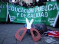 Miembros de la 'marea verde', en una protesta por la educación pública a las puertas del Parlamento andaluz