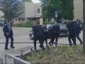 Personal de seguridad llevando al primer ministro de Eslovaquia, Robert Fico (centro), hacia un vehículo después de que le dispararan en Handlova