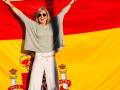 nma Alcoloa, la mosso d'Esquadra que denuncia acoso por defender el constitucionalismo, ante una bandera de España