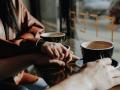 Una pareja tomando un café