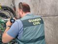 Agente de la Guardia Civil, junto a parte del cableado recuperado