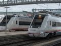 Trenes de cercanías parados en las vías de la estación de trenes en Santiago de Compostela