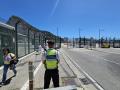 Un policía vigila el acceso al aeropuerto de Gibraltar a través de la Verja