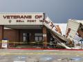 Vista general de un edificio de Asuntos de Veteranos que fue azotado por un tornado en Temple, Texas, EE. UU., 23 de mayo de 2024.