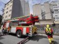 Un camión de bomberos en las inmediaciones donde se ha derrumbado la pared de un edificio donde murió su compañero en servicio