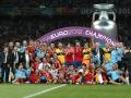 Jugadores de la selección española tras conseguir la Eurocopa en 2012