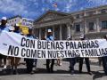 Varios manifestantes protestando delante del Congreso de los Diputados en una concentración de militares profesionales de 2022