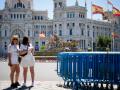 Ambiente en la plaza de Cibeles en Madrid horas antes de la final de la Champions que se celebra esta noche entre el Real Madrid y el Dortmund