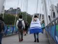 Un aficionado del Real Madrid porta su bandera por las calles de Londres