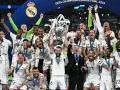 Los jugadores del Real Madrid levantan la copa de la Liga de Campeones
