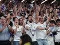 La afición celebra el gol de Carvajal en el Santiago Bernabéu