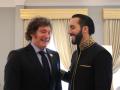 Fotografía cedida por la Presidencia de Argentina que muestra al presidente Javier Milei (i) junto al presidente salvadoreño Nayib Bukele