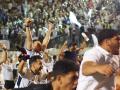 Hinchas del Real Madrid celebran la victoria del club en la final de la Champions League