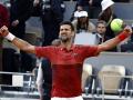 El tenista serbio Novak Djokovic celebra el pase a cuartos de final de Roland Garros tras vencer a Francisco Cerundolo