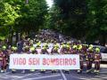 Decenas de bomberos protestan en una manifestación en Vigo