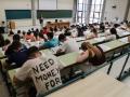 Varios estudiantes examinándose de la EBAU en Oviedo