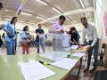 Los miembros de una mesa electoral se preparan para la apertura del colegio electoral de Madrid este domingo