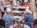 Turistas en una terraza