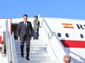 El presidente del Gobierno de España, Pedro Sánchez, baja del avión presidencial