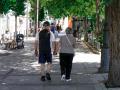 Una pareja camina de la mano por Madrid