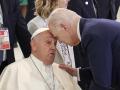 Biden pega su frente a la del Papa Francisco en plena cumbre del G7