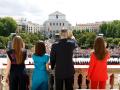 Los Reyes, la Princesa de Asturias y la Infanta Sofía saludan desde el balcón del Palacio Real