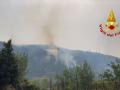 Trabajos de extinción de incendios en Nápoles (Italia)