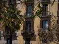 Fachada de un edificio, a 25 de abril de 2023, en Barcelona, Catalunya (España). La oferta de viviendas en alquiler ha caído un 51% en Barcelona desde el inicio de la legislatura, en 2019, según un comunicado de Idealista hoy.