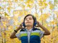 Un niño escuchando música a través de sus auriculares