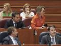 Cuca Gamarra abandonando su asiento en el Parlamento de Castilla y León
