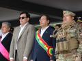El presidente boliviano Luis Arce (centro) y el militar que encabezó el supuesto golpe Juan José Zuniga (derecha)