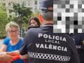 La portavoz de Compromís en el Ayuntamiento de Valencia, Papi Robles, forcejea con un policía local