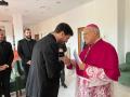 El obispo, Demetrio Fernández, entrega el destino a uno de los seminaristas ordenados hoy