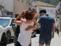 Vecinos de Zafarraya (Granada) se abrazan cerca del lugar dónde presuntamente un hombre de 34 años ha matado este sábado a su expareja, una joven de 20 años con la había mantenido una relación hasta hace escaso tiempo, y a la madre de ella, de 49, y después se ha suicidado