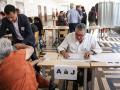 Un votante emite su voto en la primera ronda de las elecciones legislativas anticipadas de Francia
