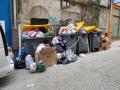 Basura acumulada en unos contenedores de La Coruña