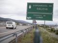 Un coche circula por la autopista A8, en el Puente de los Santos