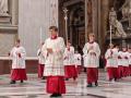 Monaguillos oficiando una misa del Vaticano