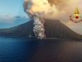 Intensa nube de cenizas de lava y materiales piroclásticos que se elevan desde la pendiente de pedregal 'Sciara del Fuoco' en Stromboli.