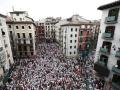 Vista de la plaza del Ayuntamiento en Pamplona que se convierte este sábado con el lanzamiento del chupinazo a mediodía en la capital mundial de la fiesta, una definición que no dejará hasta dentro de 9 días, cuando en la medianoche del 14 de julio se entone el conocido y triste 'Pobre de mí'