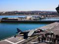 Imagen desde el portaaeronaves Juan Carlos I en Guecho; al fondo, una cola kilométrica de ciudadanos espera para visitar el buque