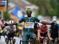 El ciclista eritreo Girmay celebra su segundo triunfo en el Tour de Francia