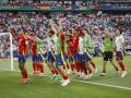 Los jugadores de la selección española de fútbol celebran la victoria, al término del partido de cuartos de final de la Eurocopa que España y Alemania han disputado este viernes en Stuttgart