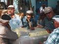 Personas mayores jugando en la calle a un juego de mesa