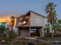 Una casa dañada tras el paso del huracán Beryl