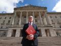 El primer ministro británico, Keir Starmer, posa frente al edificio del Parlamento, sede de la Asamblea de Irlanda del Norte, en Stormont